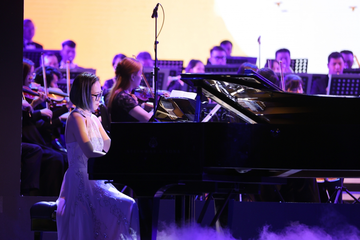 Nghệ sĩ piano Trinh Hương, con gái nhạc sĩ Phú Quang thể hiện tác phẩm "Ngày xa".