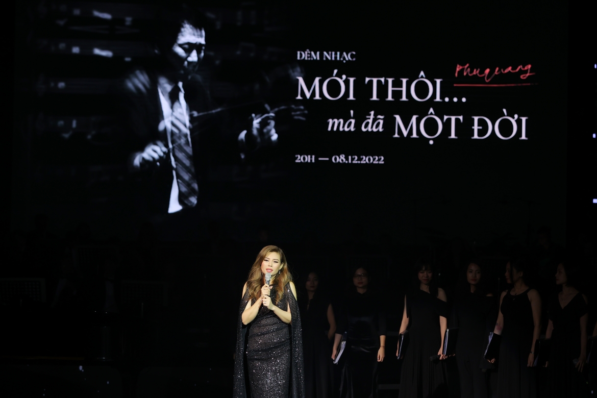 Đêm nhạc "Phú Quang... mới thôi mà đã một đời" diễn ra vào tối 8/12 tại Nhà hát lớn Hà Nội.