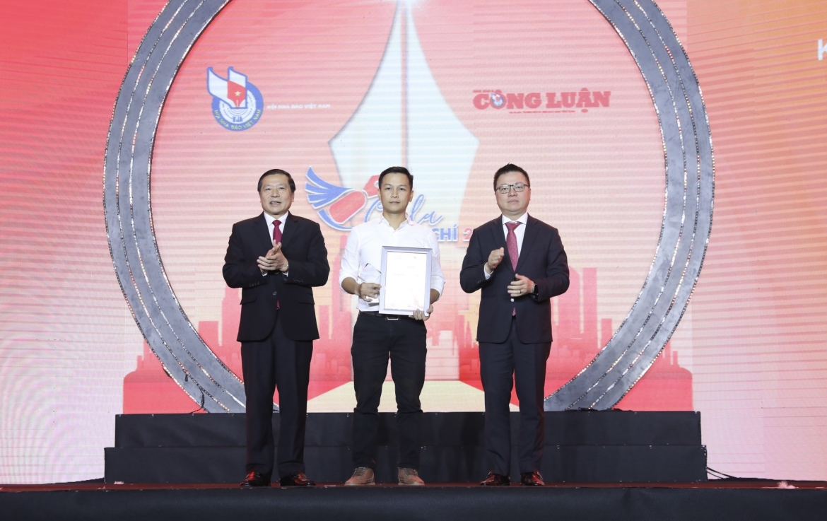 Ông Lê Quốc Minh, Ủy viên Trung ương Đảng, Tổng Biên tập Báo Nhân Dân, Phó Trưởng Ban Tuyên giáo Trung ương, Chủ tịch Hội Nhà báo Việt Nam và ông Lại Xuân Môn, Phó trưởng Ban Thường trực Ban Tuyên giáo Trung ương trao Giải đặc biệt cho tác giả Lưu Trọng Đạt (TTXVN) với tác phẩm "Lời khẩn cầu từ dòng Đà Giang".