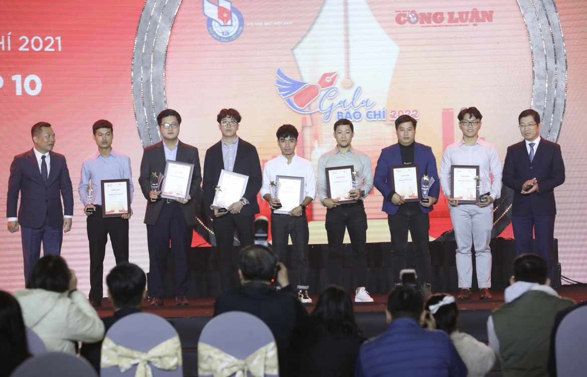 Ông Nguyễn Hồng Sâm, Tổng giám đốc Cổng thông tin điện tử Chính phủ, Tổng biên tập Báo điện tử Chính phủ và ông Lưu Đình Phúc, Cục trưởng Cục báo chí, Bộ Thông tin và Truyền thông trao giải tặng top 10 có tác phẩm đoạt giải. 