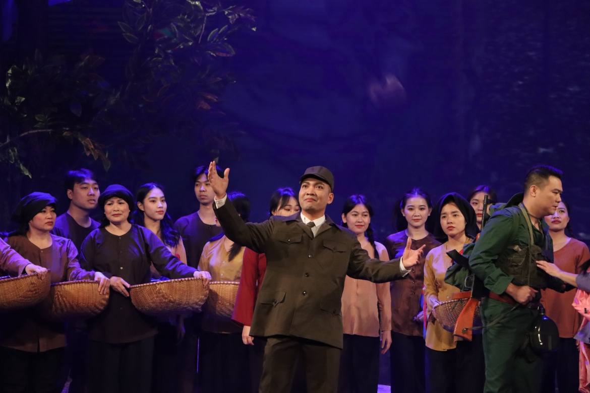 Nội dung nhạc kịch “Bài ca tình yêu” được lấy từ nguyên mẫu những cuộc đời có thật trong cuộc kháng chiến chống Pháp và chống Mỹ của dân tộc.