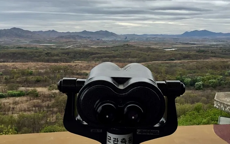 Khu phi quân sự Triều Tiên - Hàn Quốc nhìn từ phía Hàn Quốc. Biên giới trên bộ được bảo vệ chặt chẽ nhưng khoảng không ở phía trên thì lỏng lẻo hơn nhiều. Ảnh: Salmon.