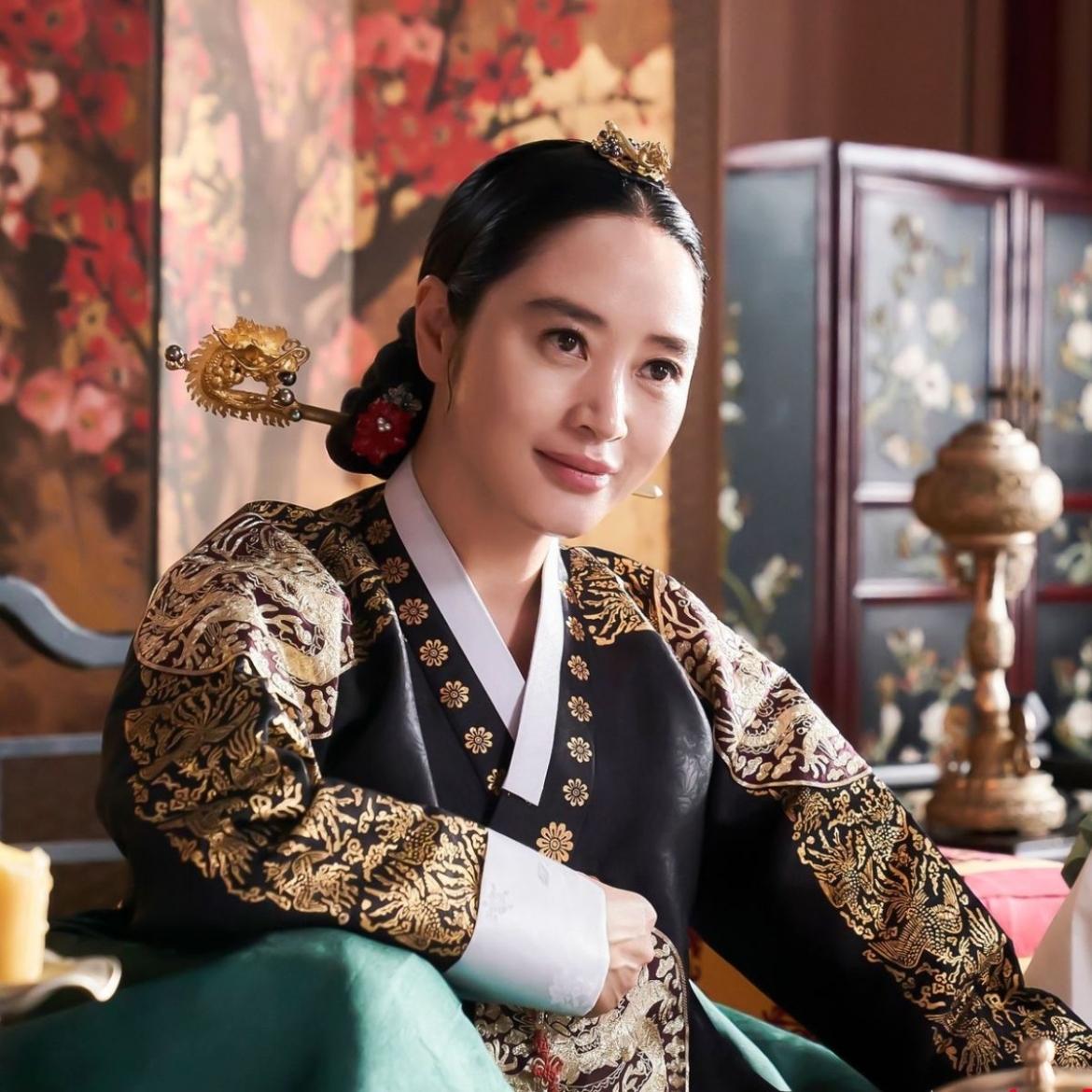 "Chị đại" tiếp tục ghi dấu với vai Trung điện trong bộ phim "Dưới bóng Trung điện".