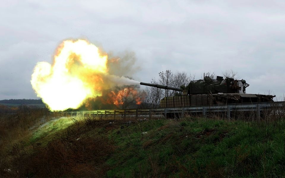 Xe tăng Ukraine nã pháo. Ảnh: Reuters.