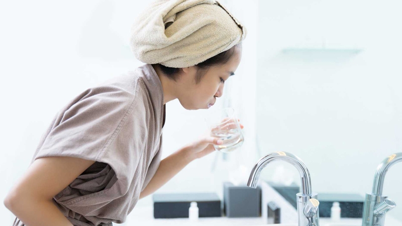 Súc miệng nước muối ấm: Trong trường hợp sưng đau, súc miệng bằng nước muối ấm đóng vai trò quan trọng trong việc làm dịu các triệu chứng. Nó có đặc tính kháng khuẩn có thể làm giảm sưng, làm dịu nướu bị kích thích và viêm, đồng thời giảm viêm.