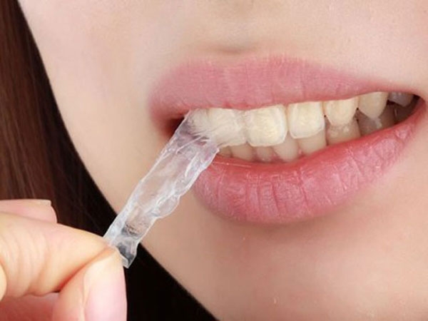 Tránh các phương pháp làm trắng: Các sản phẩm làm trắng răng như miếng dán hoặc gel làm trắng răng có thể làm tăng độ nhạy cảm của răng, vì vậy hãy tránh hoặc hạn chế dùng chúng.