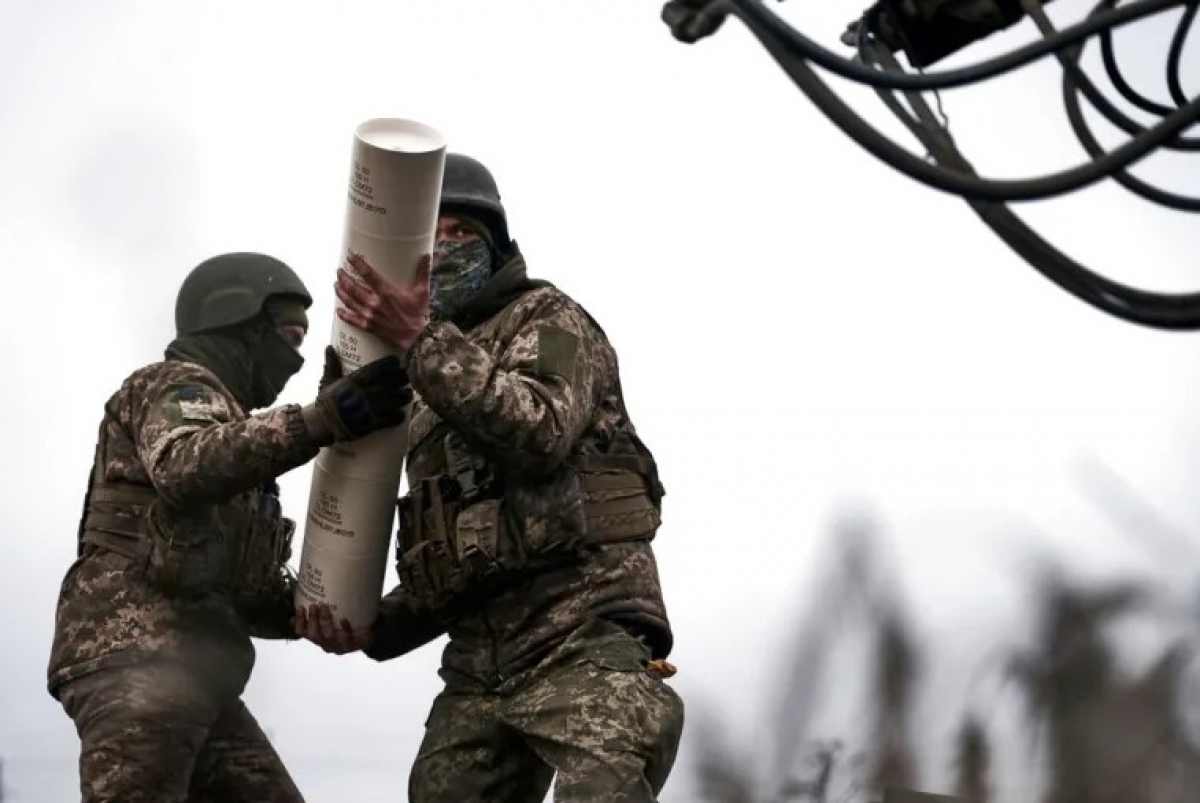 Binh lính Ukraine chuẩn bị khai hỏa lựu pháo tự hành CAESAR do Pháp sản xuất ở Avdiivka, khu vực Donetsk ngày 26/12. Ảnh: AP