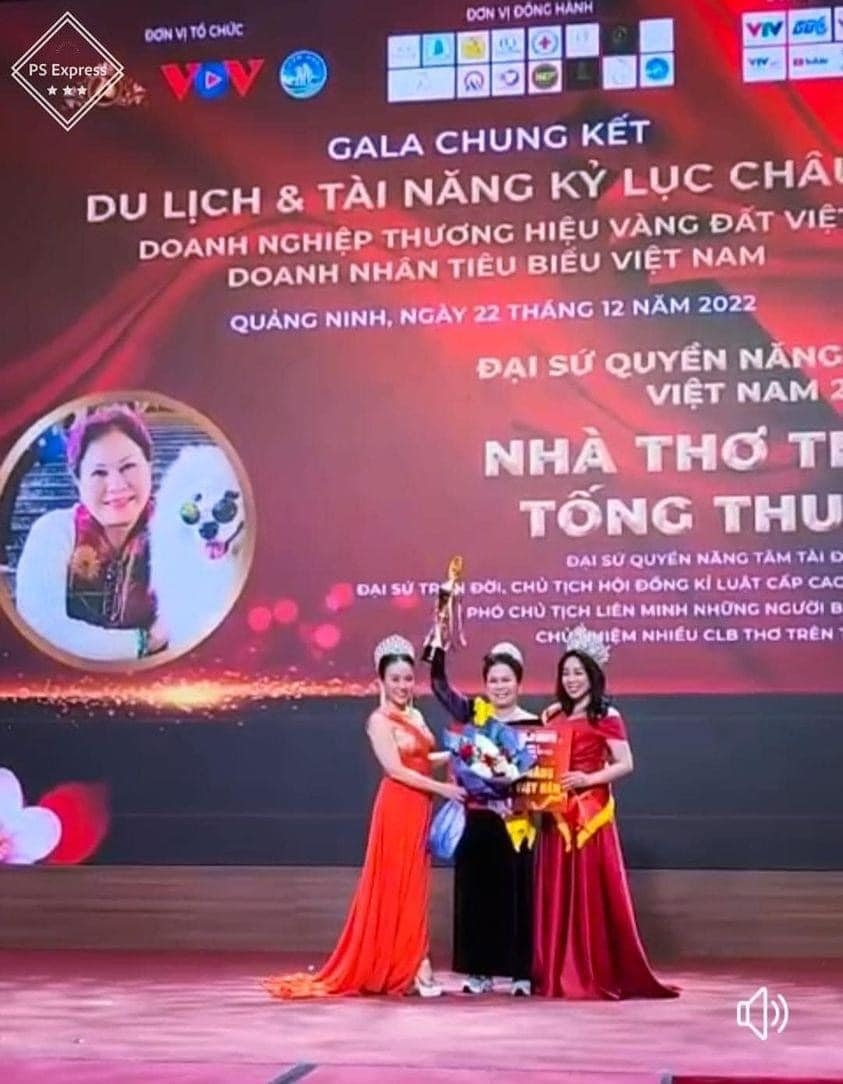 Hình ảnh lan truyền trên mạng xã hội về sự kiện vinh danh "nhà thơ thế giới" Tống Thu Ngân. (Ảnh cắt từ clip)