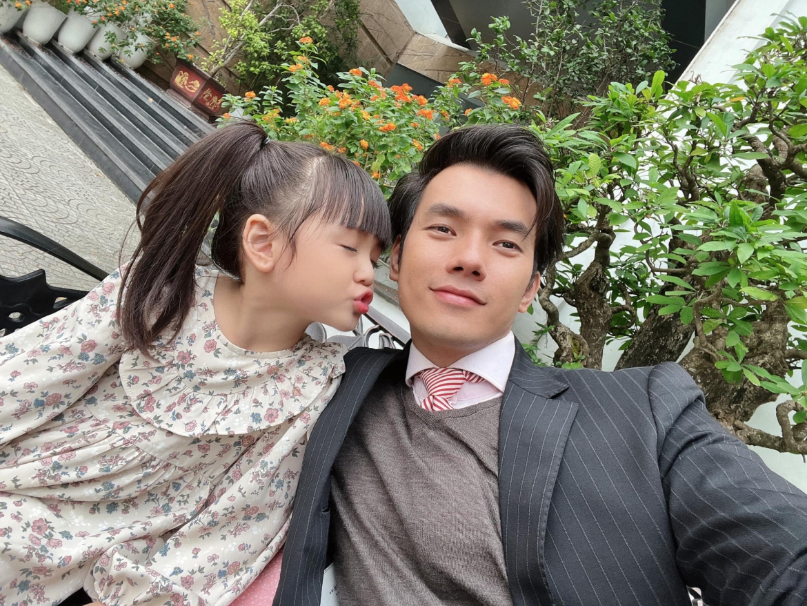 Nhan Phúc Vinh cùng diễn viên nhí ở hậu trường "Đừng làm mẹ cáu".