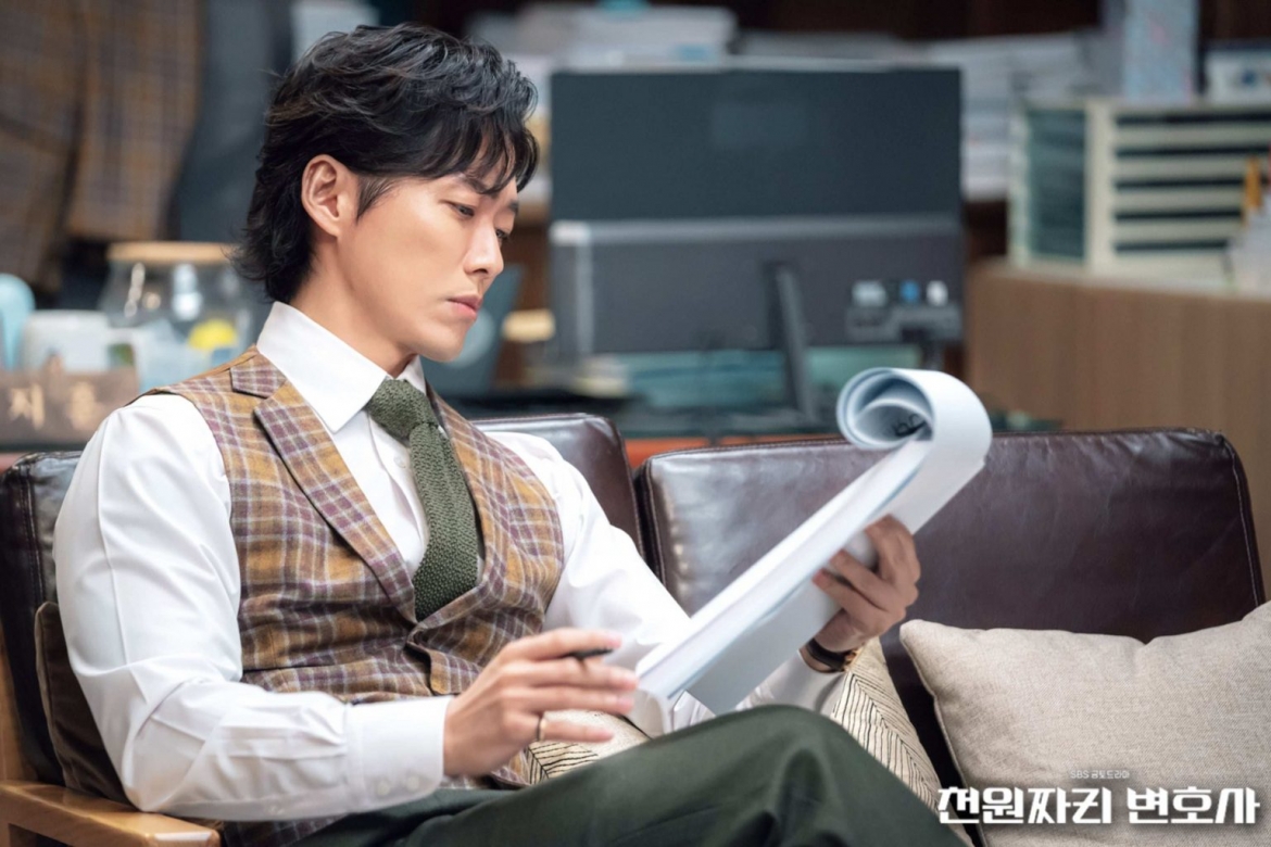 Nam Goong Min ghi dấu với vai diễn luật sư tìm kiếm công lý.