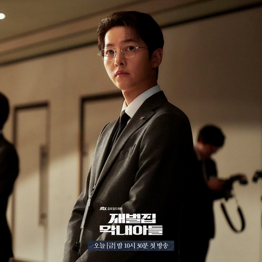 Song Joong Ki đảm nhận vai Yoon Hyeon Woo và Jin Do Joon
