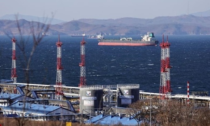 Tàu chở dầu thô Fuga Bluemarine neo ở Vịnh Nakhodka gần thành phố cảng Nakhodka, Nga, hôm 4/12. Ảnh: Reuters.