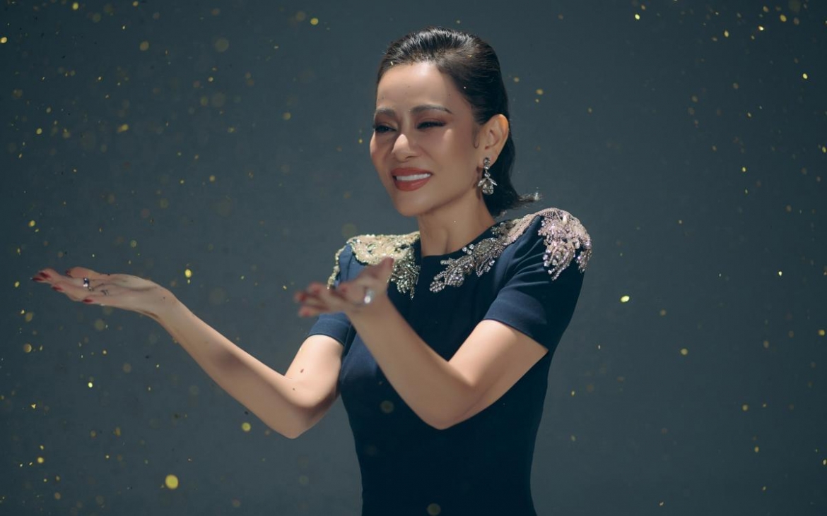 Hình ảnh Thu Minh trong MV "Dưới ánh đèn sân khấu".