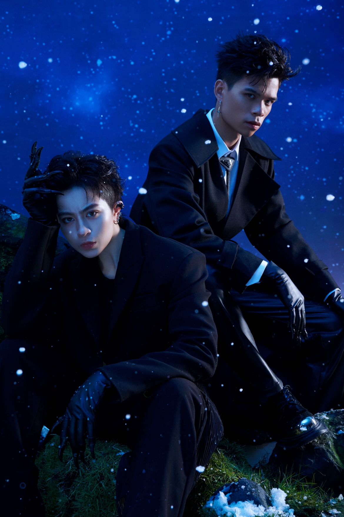 Gil Lê và Minh Đinh xuất hiện trong trang phục lấy cảm hứng từ sói - loài động vật săn mồi dũng cảm, linh hoạt và đầy bí ẩn. 