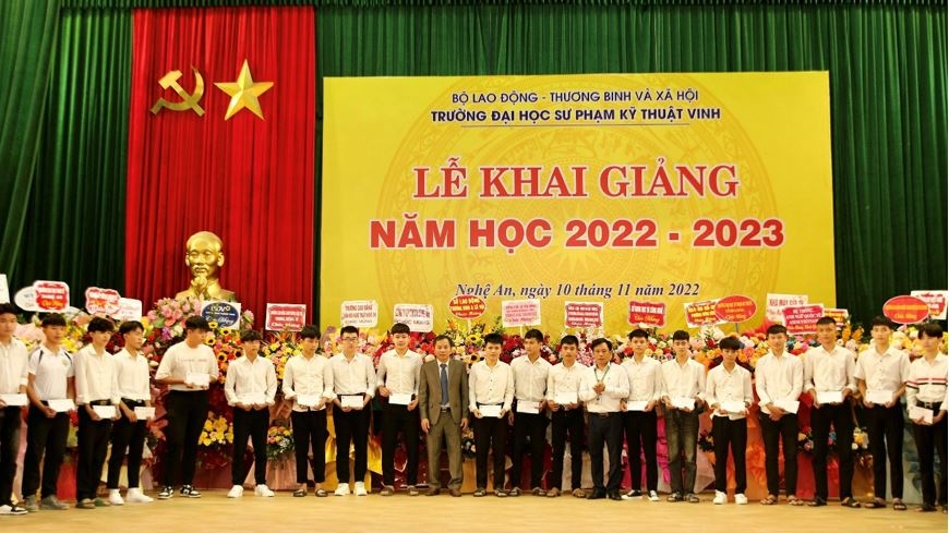 Các sinh viên xuất sắc chuyên ngành Cơ khí, Kỹ thuật và Môi trường nhận học bổng Kỹ thuật của Toyota Việt Nam