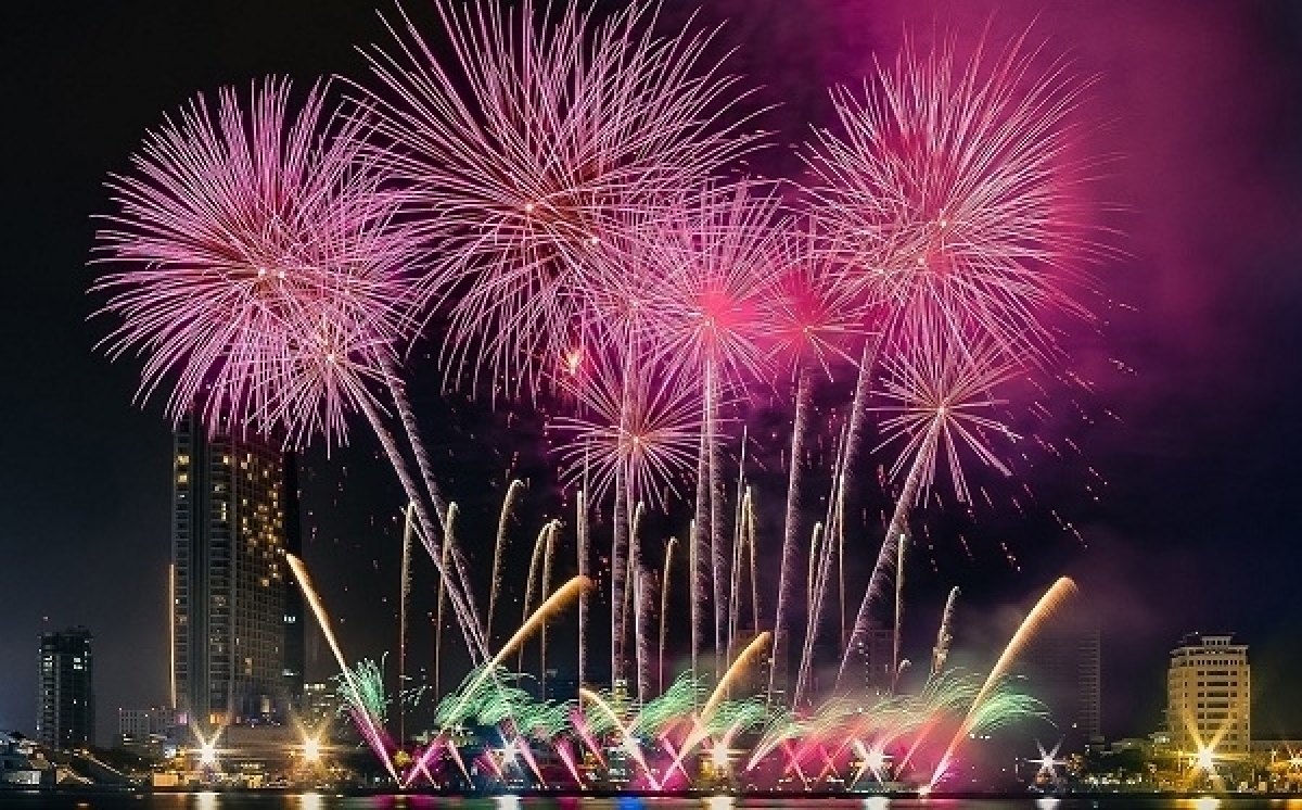 Fireworks To Light Up Ho Chi Minh City Skies On New Year’s Eve | VOV.VN