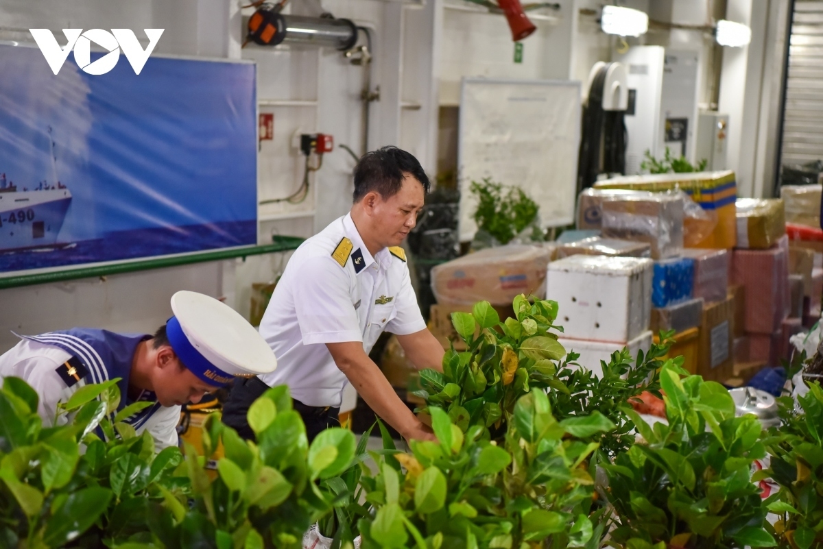 It has become an annual tradition for the Naval Region 4 High Command to organise voyages to the Truong Sa archipelago to replace and withdraw troops, as well as to send New Year wishes to the islanders every year.