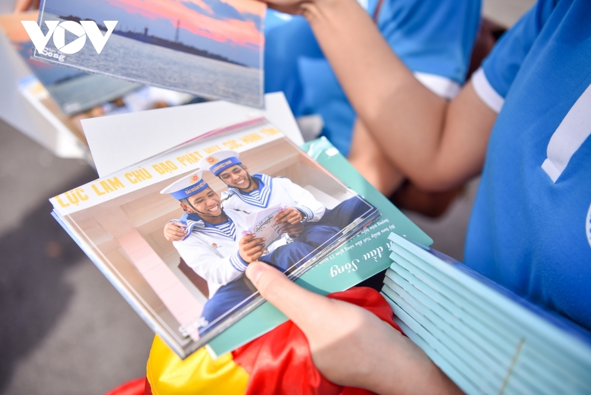 A youth club prepares hundreds of postcards as special gifts to soldiers on the Truong Sa archipelago.