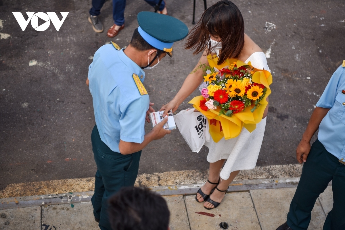 Naval soldiers bid farewell to their family and relatives before setting out to take on new missions on the Truong Sa archipelago.