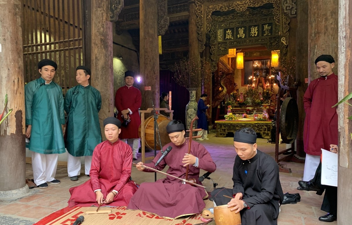 Hát chèo tại Đình Kim Ngân.