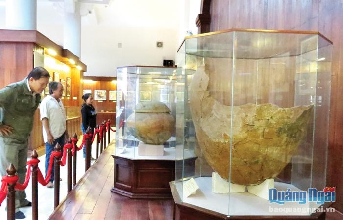 Du khách tham quan, tìm hiểu di vật văn hóa Sa Huỳnh. Ảnh: Báo Quảng Ngãi