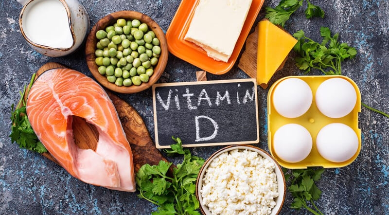 Tăng cường bổ sung vitamin D: Vitamin D đóng một vai trò quan trọng trong quá trình khoáng hóa xương và răng. Thiếu vitamin D có thể dẫn đến sâu răng và răng giòn, dễ sứt mẻ hoặc nứt.