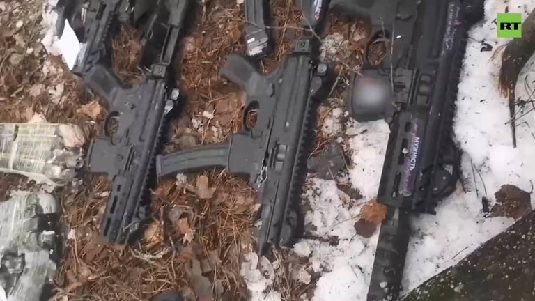 Vũ khí nhóm Ukraine định xâm nhập Nga. Ảnh: FSB.