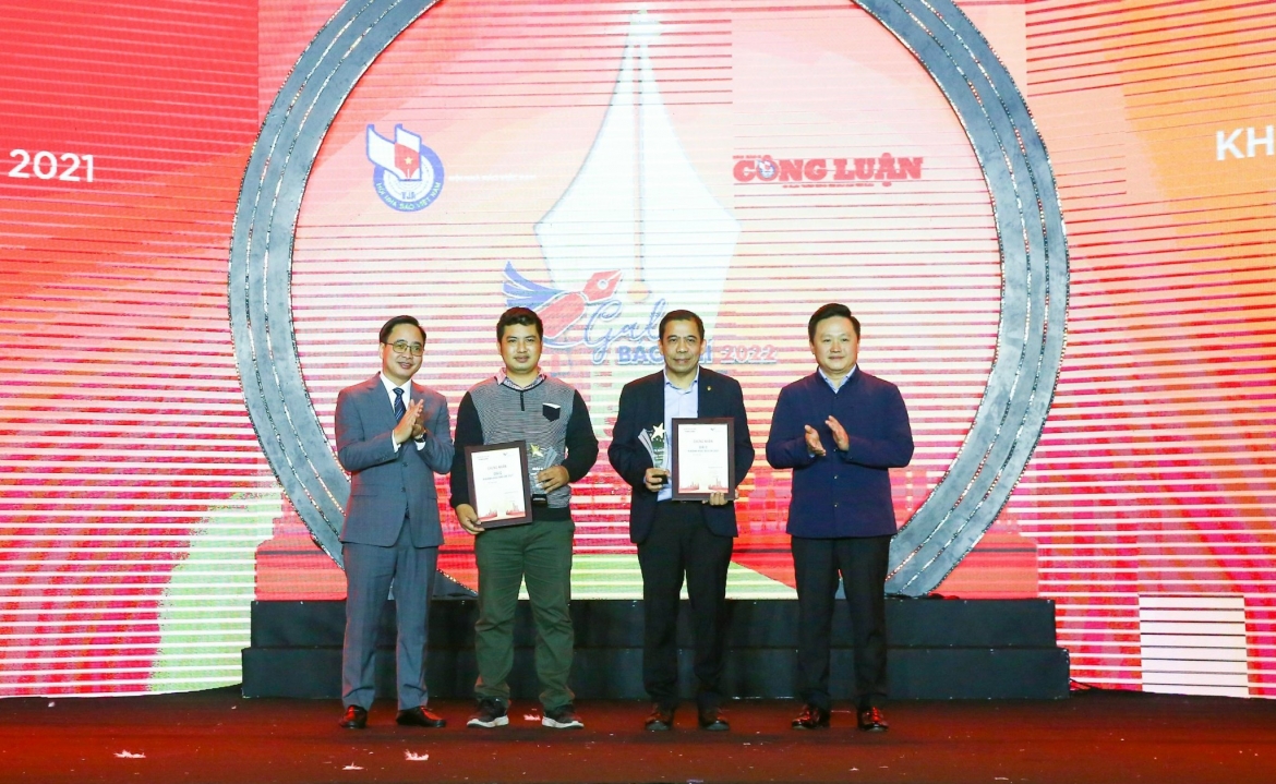 Phó Tổng giám đốc Đài Tiếng nói Việt Nam Phạm Mạnh Hùng (ngoài cùng bên trái) trao giải C cho các tác giả đoạt giải.