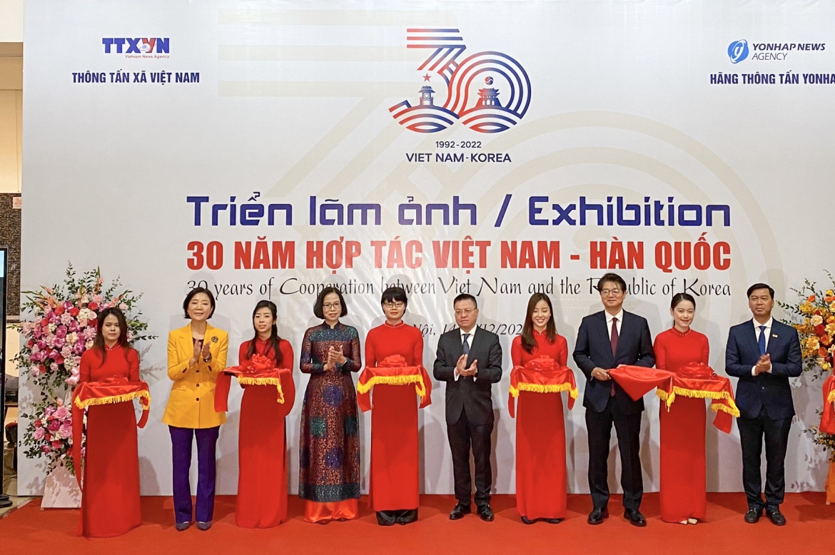 Các đại biểu cắt băng khai mạc triển lãm.