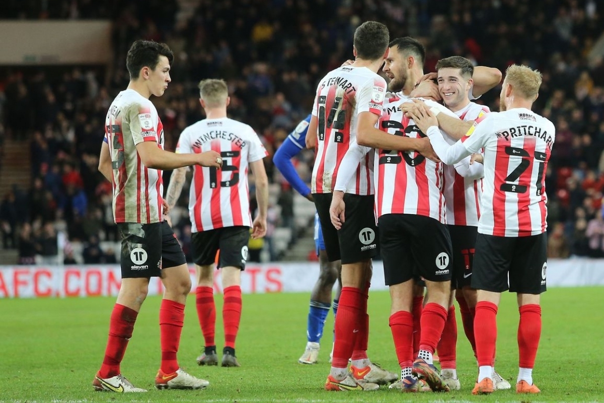 Sunderland nổi tiếng với biệt danh “Mèo đen” dù logo của đội bóng này mang hình sư tử. Trong làng bóng đá Anh tồn tại khá nhiều cách lý giải nguồn gốc biệt danh “Mèo đen”, nhưng tất cả cùng chung quan điểm rằng nó quả thực không may mắn khi Sunderland liên tục bị cuốn vào vòng xoáy lên hạng – xuống hạng ở cả Ngoại hạng Anh, giải hạng Nhất và giải hạng Nhì.