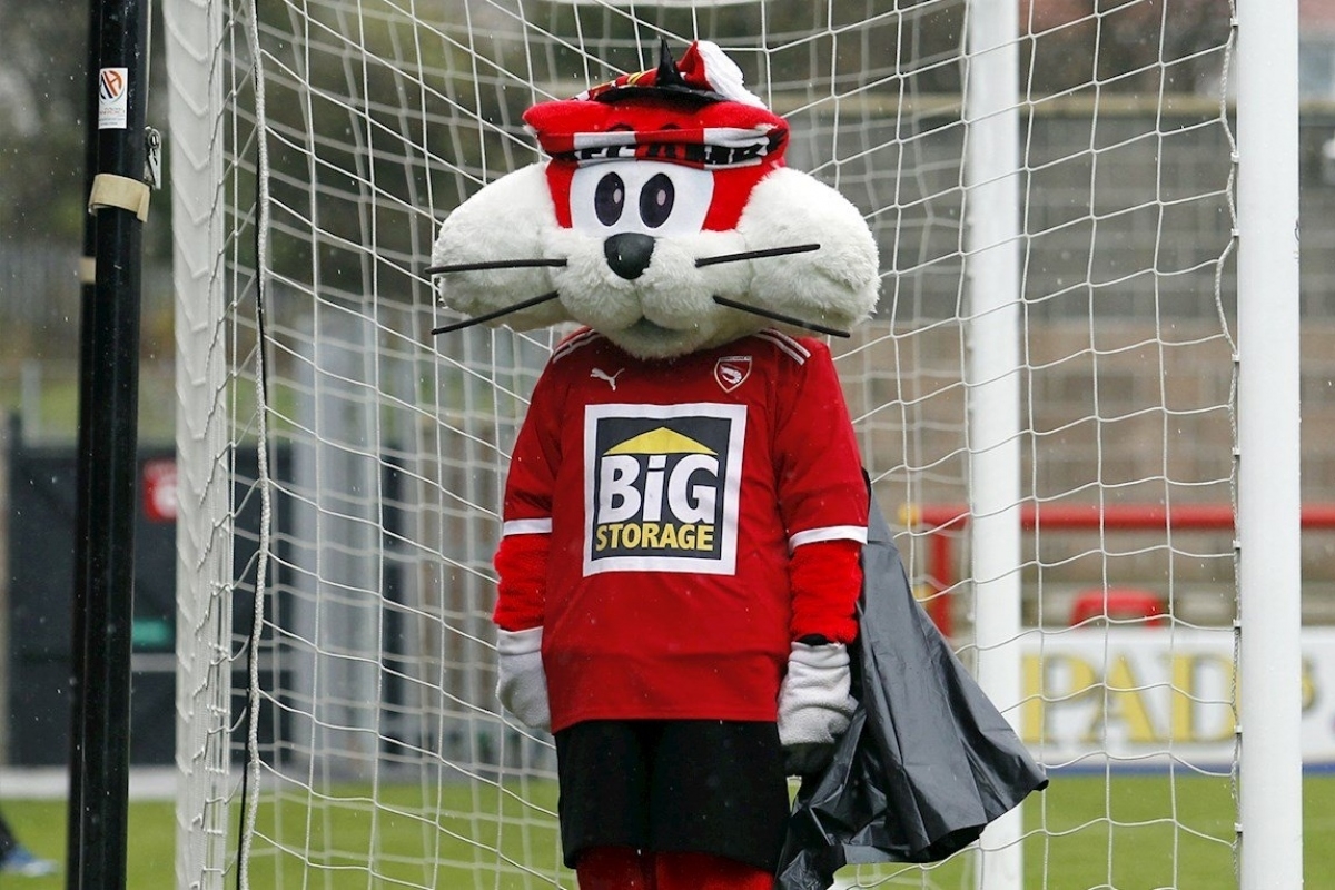 Morecambe FC là đội bóng ven biển đang thi đấu ở giải hạng Tư của Anh. Họ mang biểu tượng con tôm và có biệt danh “Những chú tôm”. Thế nhưng, Morecambe FC lại sáng tạo ra linh vật mèo “Christie the Cat” đặt tên theo sân nhà Christie Park. Đội bóng này cũng thêu dệt những câu chuyện hài hước xung quanh linh vật mèo của mình.