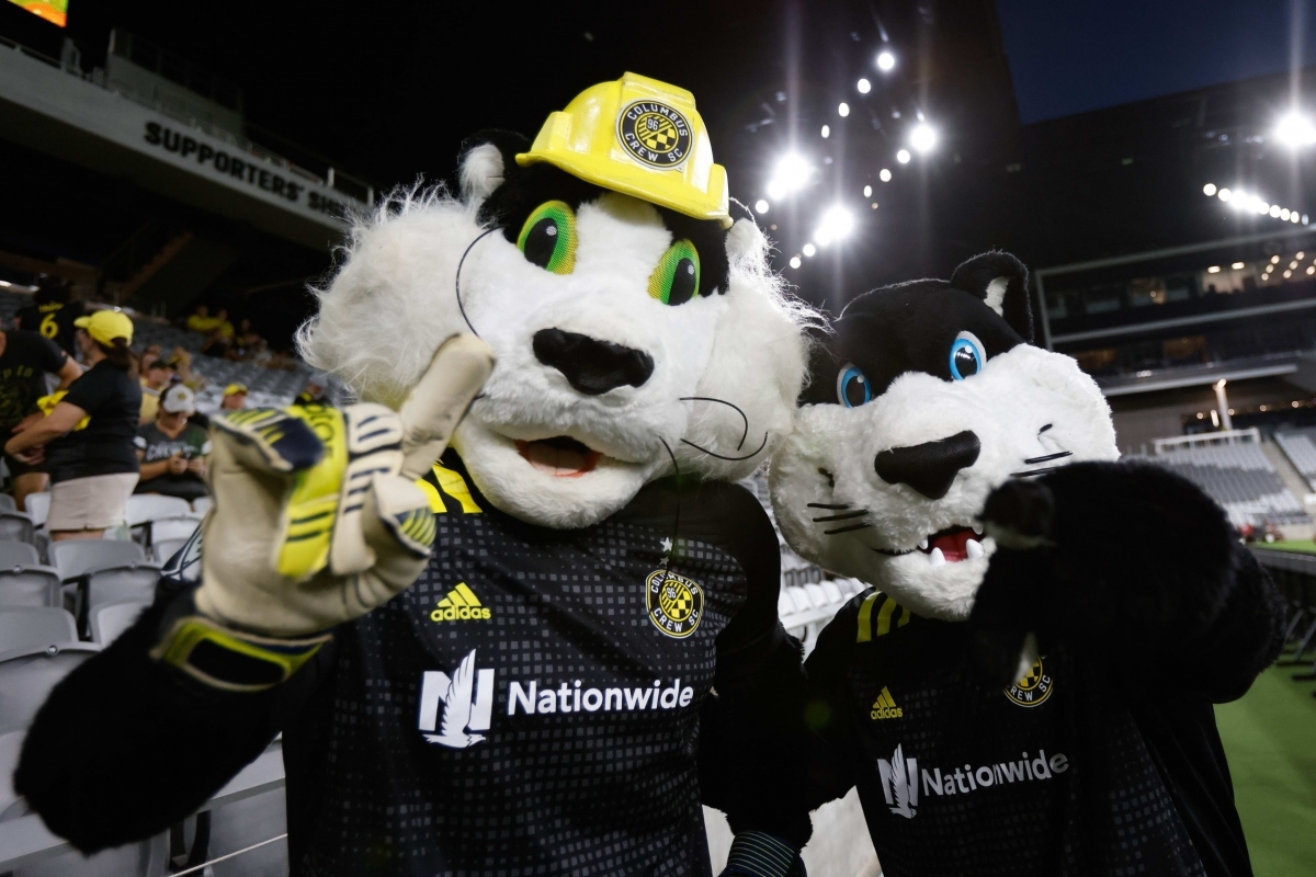 CLB ở giải bóng đá nhà nghề Mỹ (MLS), Columbus Crew đang có linh vật là bộ đôi mèo “S.C và Crew Cat”. Trong đó, S.C ra đời năm 2015 và được giới thiệu là con trai của Crew Cat đã gắn bó với đội bóng từ 20 năm trước.