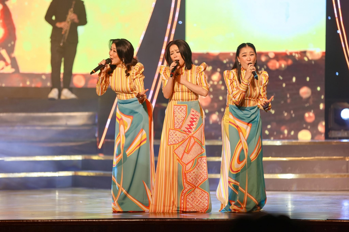 Các ca sĩ trong nhóm Tam ca áo trắng tái hợp tại sân khấu gala