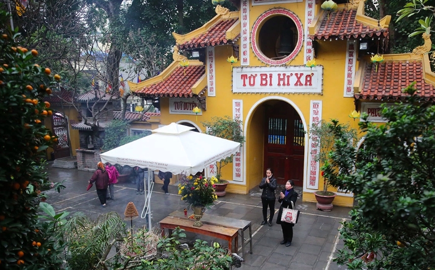 Người Việt tin rằng, đi lễ đầu năm không đơn giản chỉ để ước nguyện, mà đó còn là khoảnh khắc để con người hòa mình vào chốn tâm linh, bỏ lại phía sau bao vất vả trong cuộc mưu sinh. Mỗi người đi lễ với những mục đích khác nhau, người thì cầu tài, cầu lộc, cầu duyên; người thì cầu bình an, sức khỏe cho bản thân và gia đình.