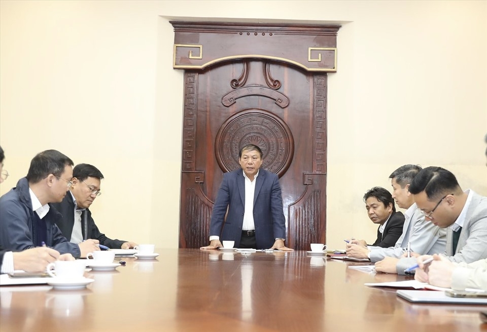 Bộ trưởng Bộ VHTTDL Nguyễn Văn Hùng phát biểu tại cuộc họp khẩn liên quan đến sân Mỹ Đình. (Ảnh: Nam Nguyễn)