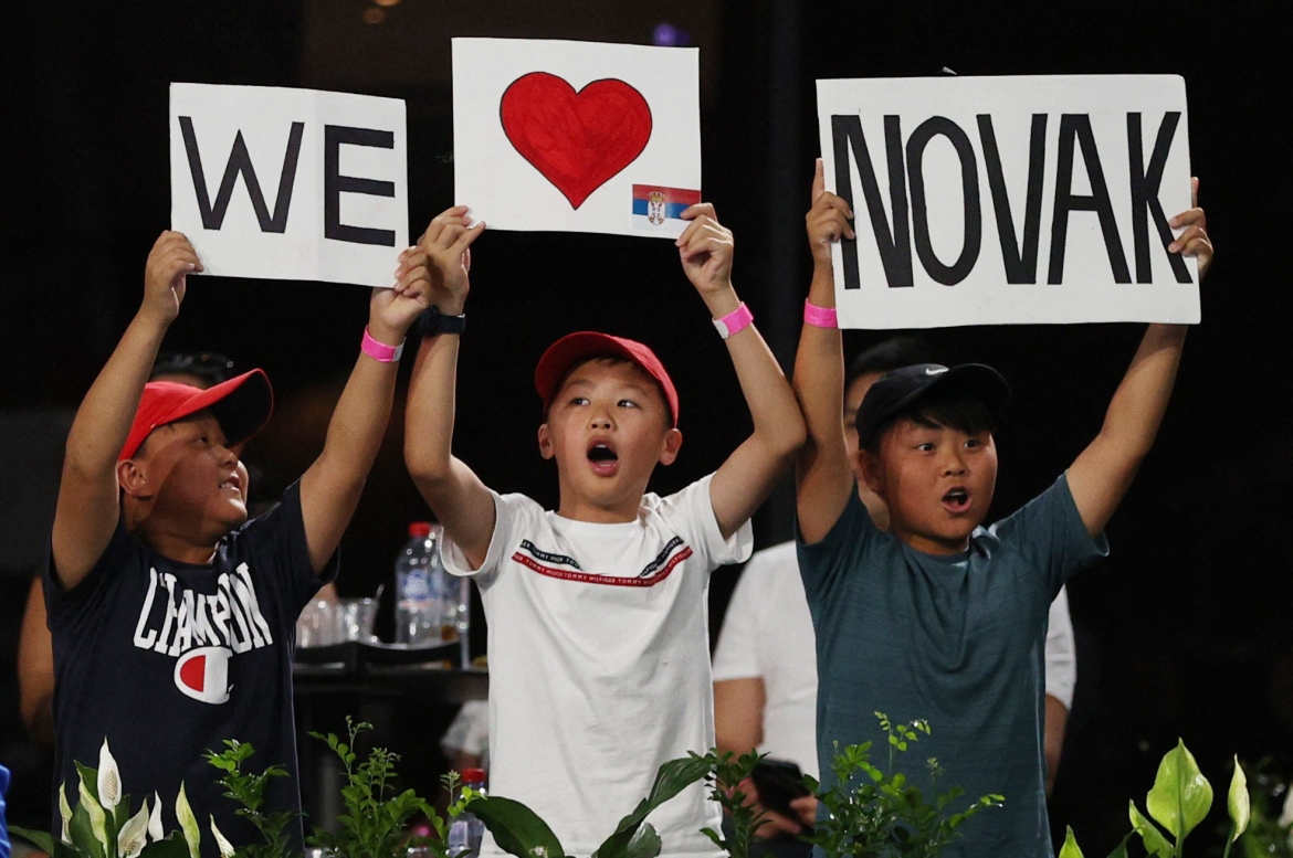 Các CĐV trên khán đài dành tình cảm lớn cho Djokovic. 