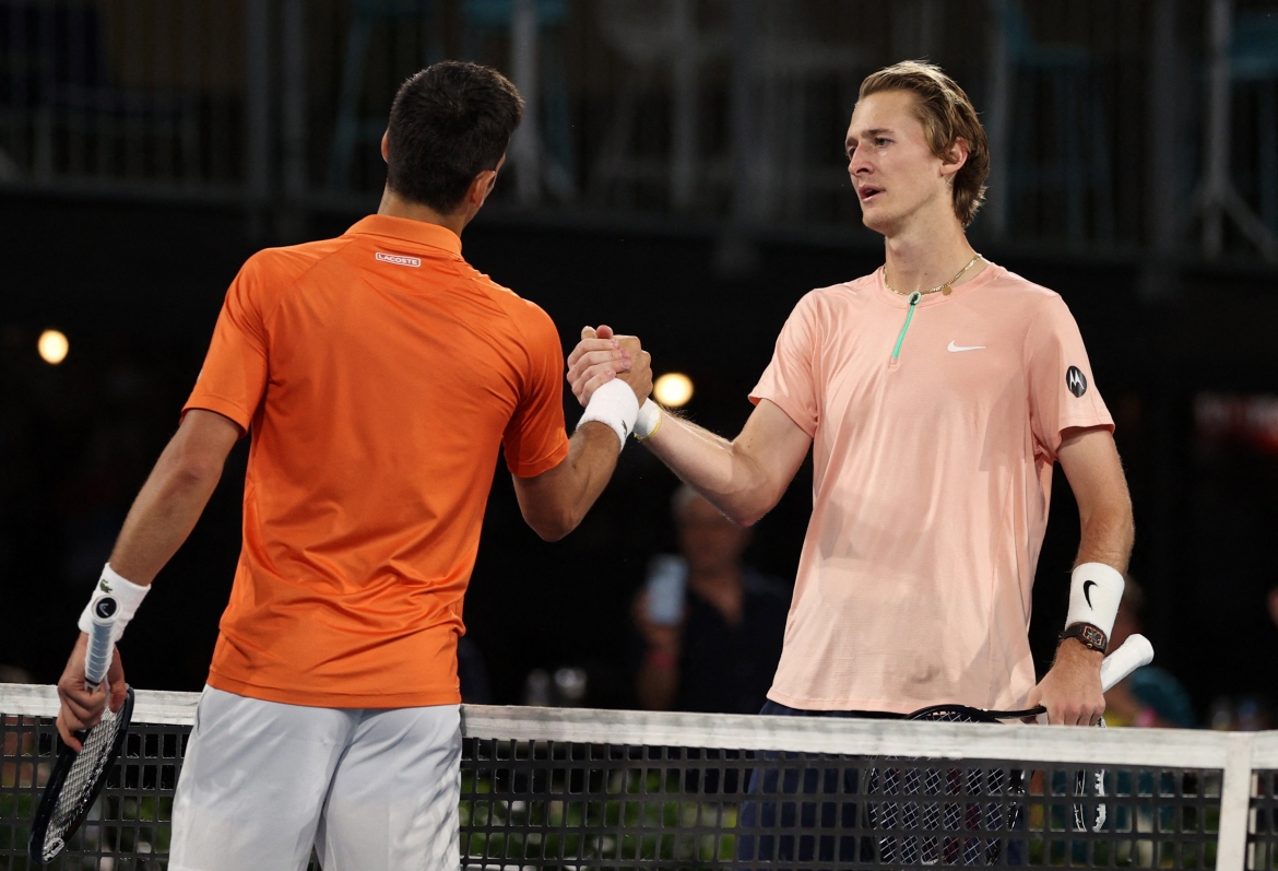 Sau 3 giờ 9 phút thi đấu, Nole vượt qua người ''đàn em'' với các điểm số 6-7, 7-6, 6-4. 