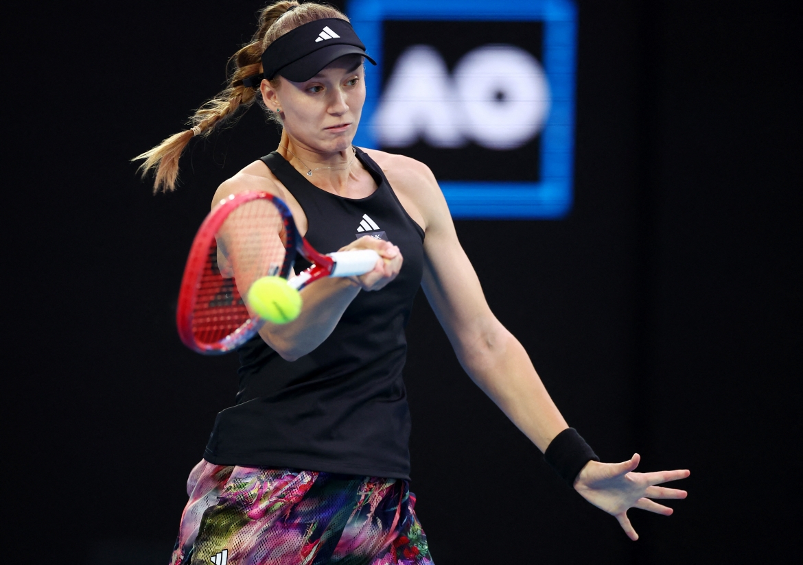 Với kinh nghiệm từng đăng quang Wimbledon năm ngoái, Rybakina khởi đầu tốt hơn. 