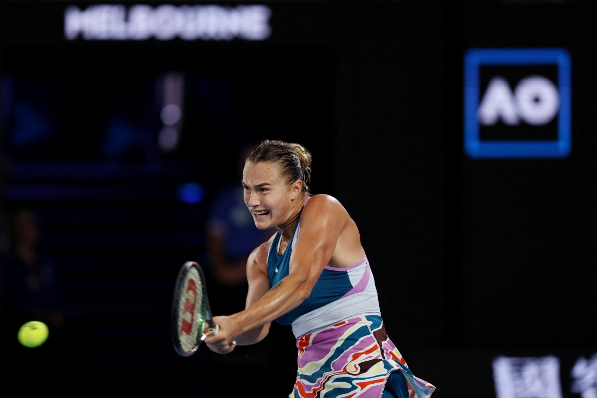 Sang set 2, mọi diễn biến thay đổi chóng mặt khi Sabalenka vùng lên khi không còn gì để mất. 