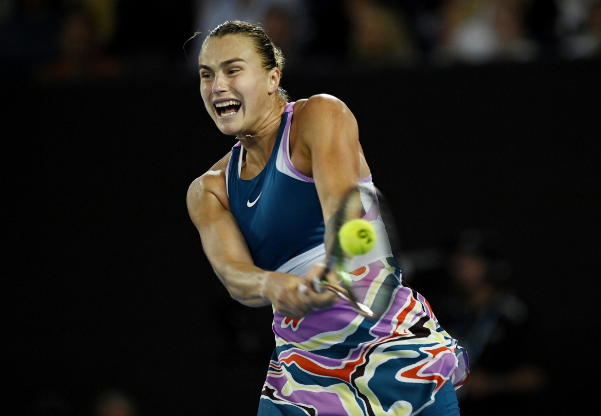 Sabalenka thắng set 2 với tỷ số 6-3 sau một tình huống giao bóng ăn điểm trực tiếp. 