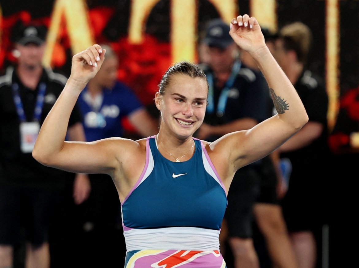 Tận dụng ưu thế, Sabalenka đã vượt lên và giành chiến thắng 6-4 trong set 3 sau 3 tình huống bỏ lỡ điểm số quyết định chức vô địch. 