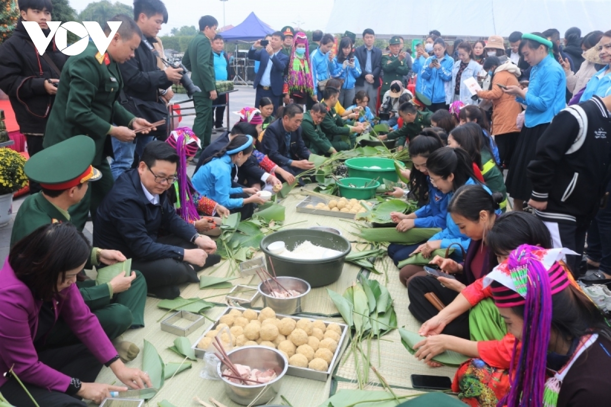 Lãnh đạo thành phố Móng Cái tham gia gói bánh chưng gửi tặng lực lượng tuyến đầu, người nghèo, người có hoàn cảnh khó khăn cho ngay trong phiên "Chợ Tết 0 đồng"