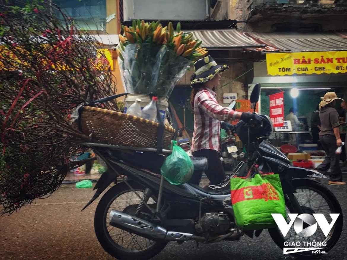 Những chiếc xe chở mùa Xuân len lỏi khắp phố phường