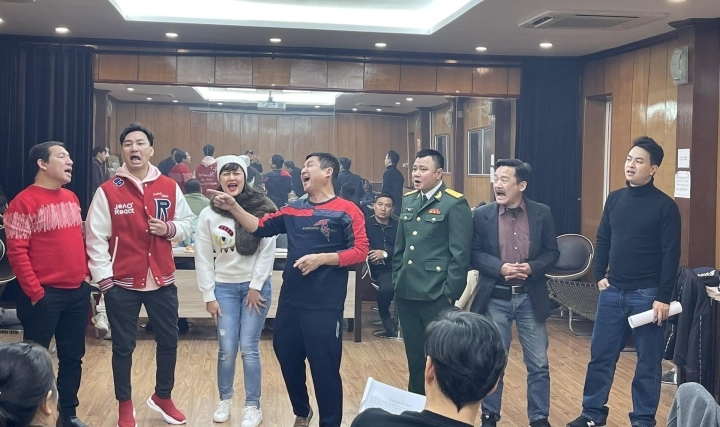 Các nghệ sĩ hăng say tập luyện cho chương trình.