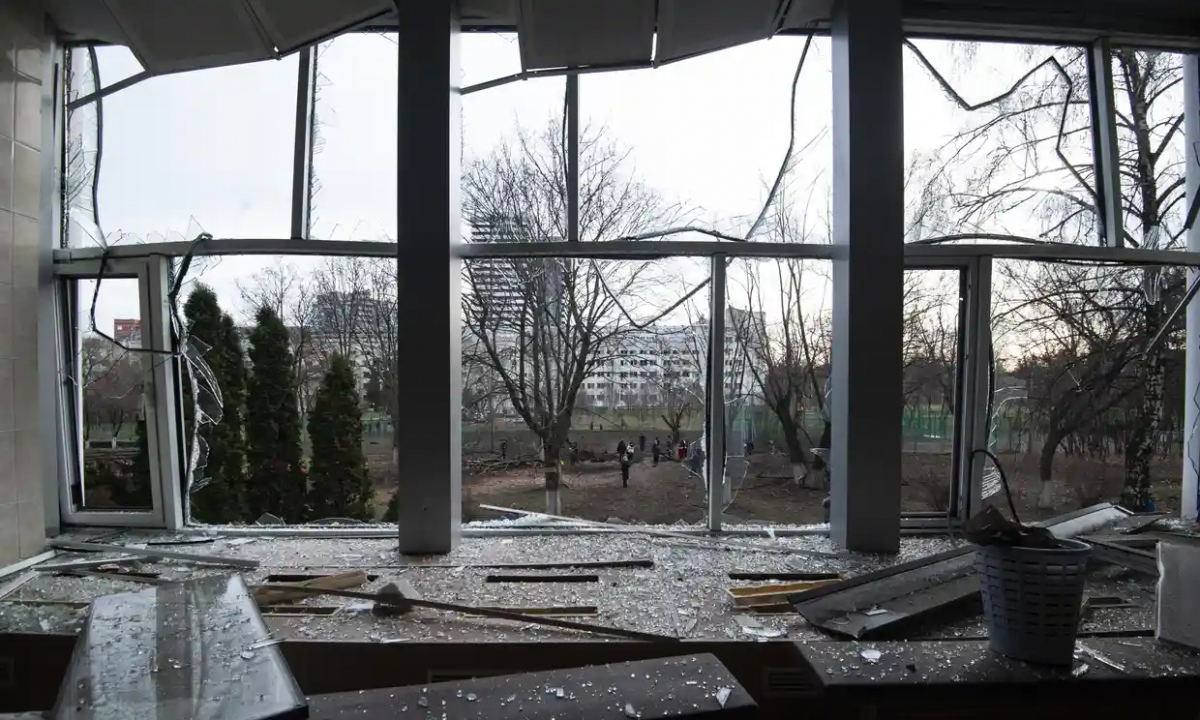 Một tòa nhà ở Kiev, Ukraine bị hư hại sau một cuộc tấn công tên lửa hôm 1/1. Ảnh: Getty Images