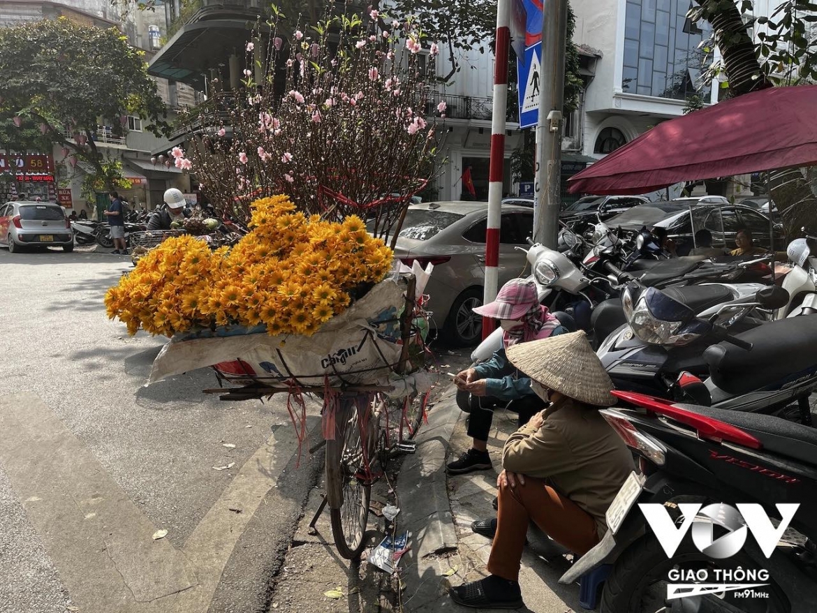 Những chị hàng hoa ngồi ở một góc ngã tư phố cổ