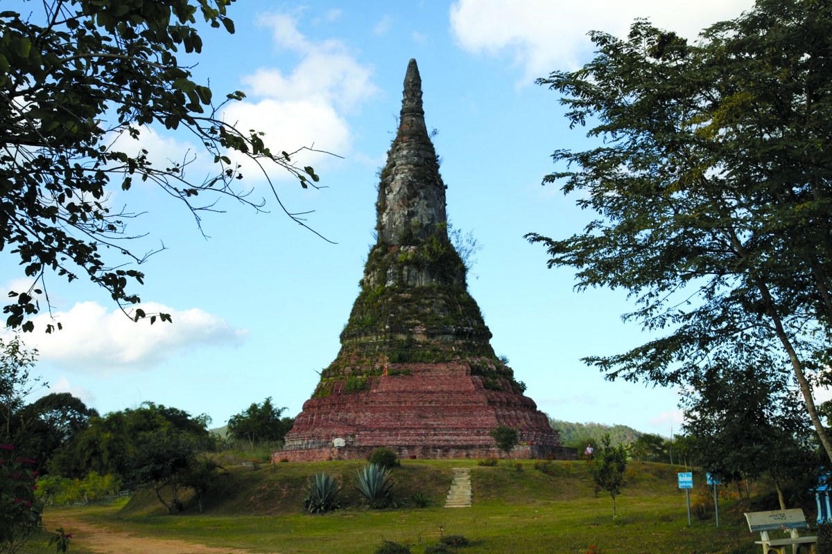 Tháp Chomphet ở Xiêng Khoảng.