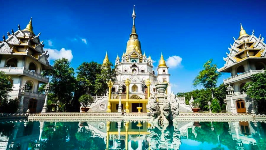 Chùa Bửu Long với lối kiến trúc độc đáo, lộng lẫy như một lâu đài – địa điểm du lịch Sài Gòn đẹp (Ảnh: vntrip)