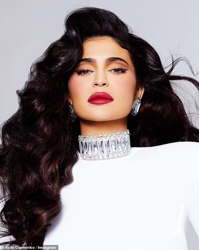 Vẻ đẹp của Kylie toát lên hơi hướng cổ điển với những lọn tóc xoăn được uốn cong kỹ lưởng, son môi lỳ, bờ môi quyến rũ.