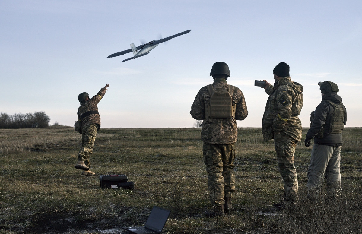 Binh lính Ukraine phóng UAV ở Bakhmut, khu vực Donetsk, Ukraine ngày 15/12/2022. Ảnh: AP